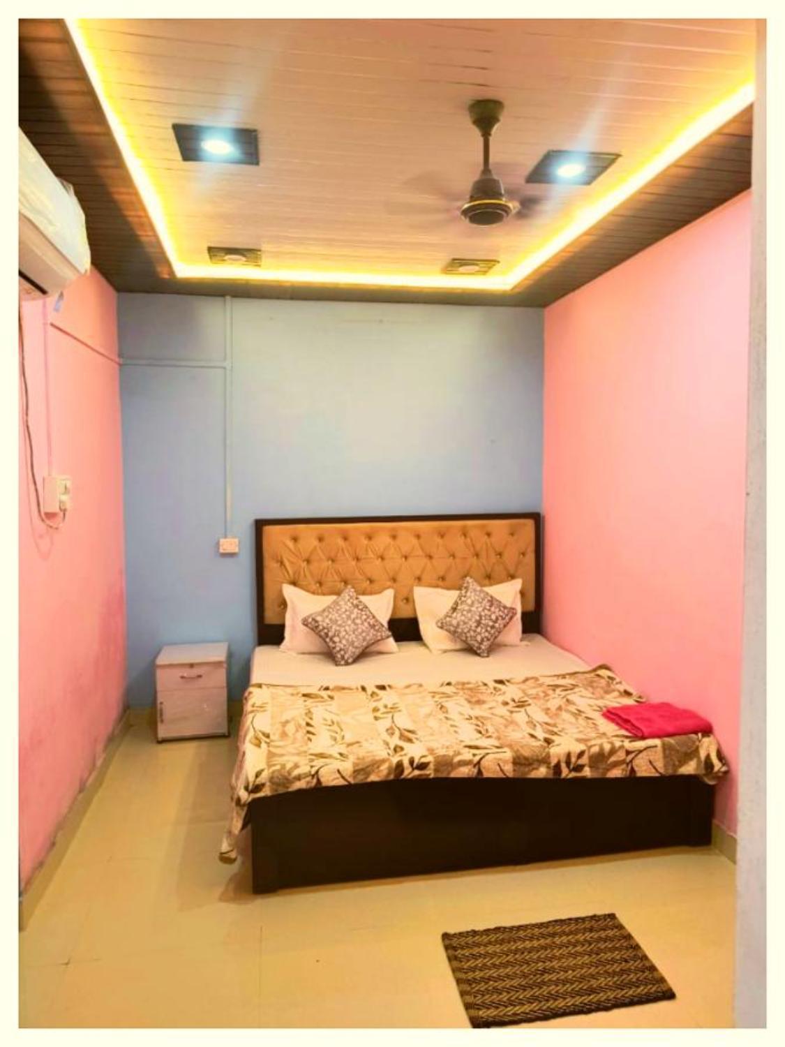 The Rainbo Premium Residency Near Kashi Vishwanath Temple - Assi Ghat &ganga River - Fully Air Conditioning - Free Wi-fi & Service - Premium Homestay