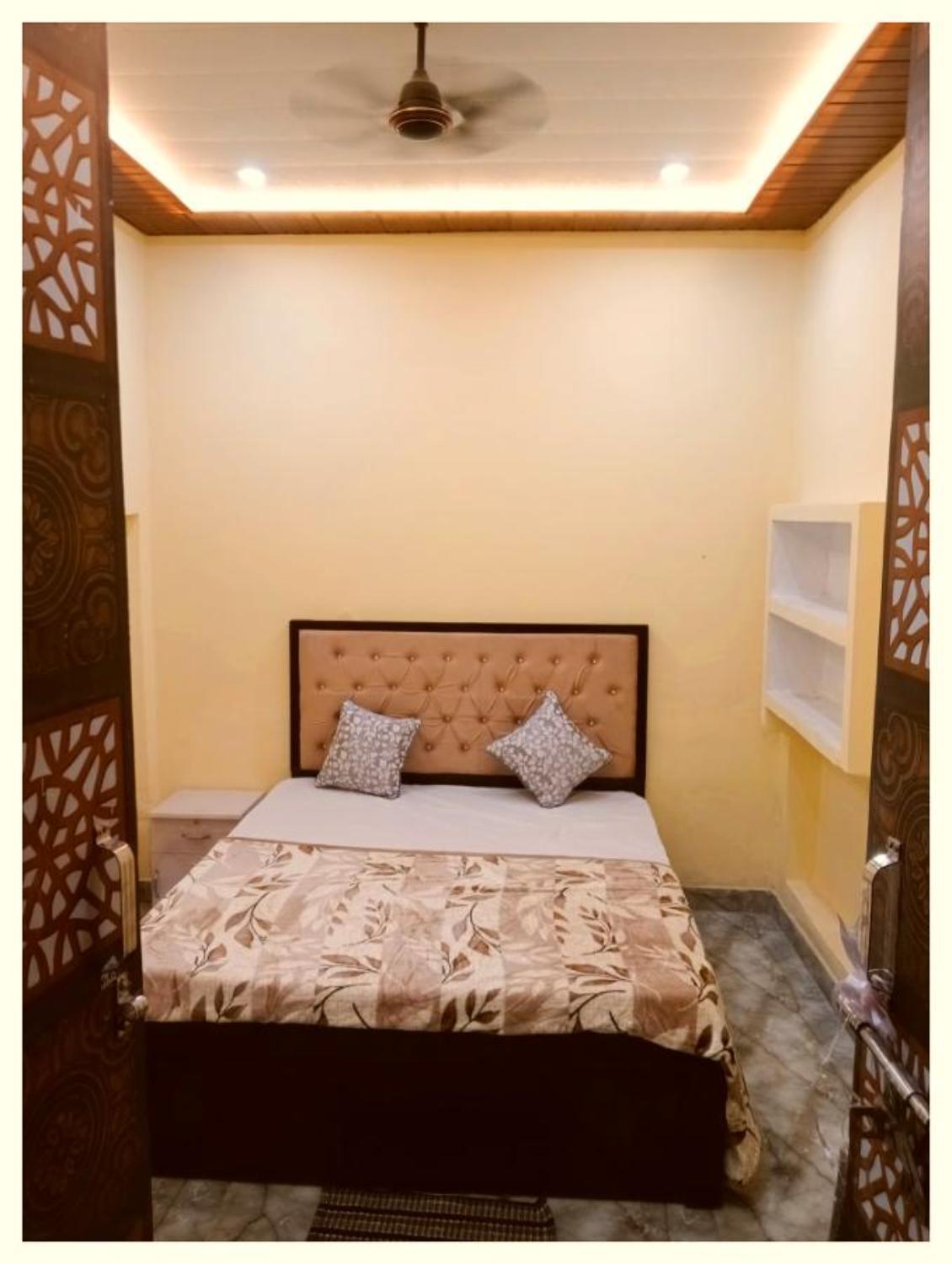 Homestay The Rainbo Premium Residency Near Kashi Vishwanath Temple - Assi Ghat &ganga River - Fully Air Conditioning - Free Wi-fi & Service - Premium